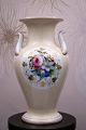 Antik , 1800 tals vase fra Bing & Grøndahl med hanke og bemalet 
blomstermotiver...