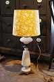 Antik , 1800 tals bordlampe i hvid opalglas med bronze monteringer...