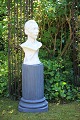 Gammel fransk søjle piedestal i træ med blågrå bemaling og en fin patina. 
H: 65cm...