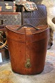 Dekorativ , gammel læder boks (gammel hatteæske) med en rigtig fin patina. Super 
fin til opbevaring...