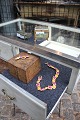 Gammel butiksvitrine , en bord udstillings vitrine i bemalet træ med glas på 
toppen og på 3 sider...