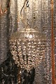 Gammel "pose" prisme loftslampe med glas skærm og kæder med diamant slebne klare 
glas prismer...