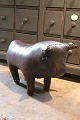 Original Dimitri Omersa fodskammel i læder fra 60érnei form af en tyr med en fin gammel patina...