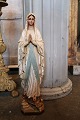 Dekorativ , gammel fransk Madonna figur med glas øjne i bemalet gips med fin patina.