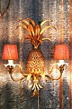Dekorativ , fransk ananas formet væglampe i Maison Charles stil i forgyldt metal fra 50érne...