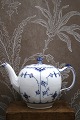 Blue Fluted, Half lace teapot from Royal Copenhagen. 1/611. From 1898-1923...