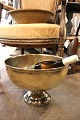 Stor gammel fransk vin / champagne køler i messing med forsølvet fod og med en fin patina...