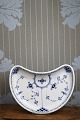 Royal Copenhagen Musselmalet Halvblonde halvmåne formet fad...