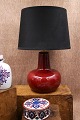 Bordlampe af Ole Bøgild dekoreret med okseblodsglasur for LEE Keramik og Le Klint...