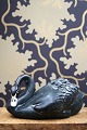 Sort stentøjssvane designet af Jeanne Grut (1927-2009) for Royal Copenhagen...