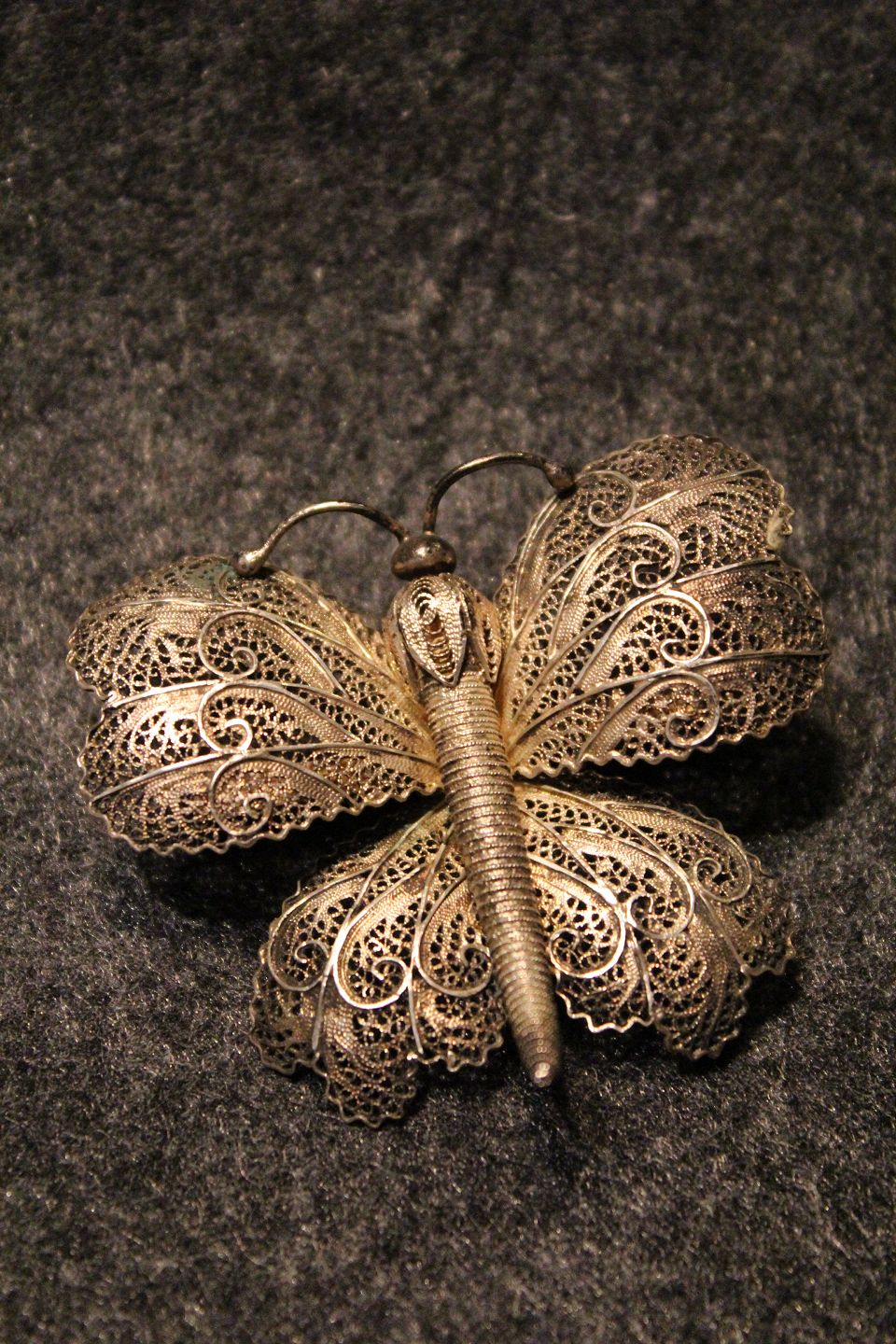 K&Co - Gammel sommerfugle i sølv filigran. * Måler:6x5,5cm. SOLGT !