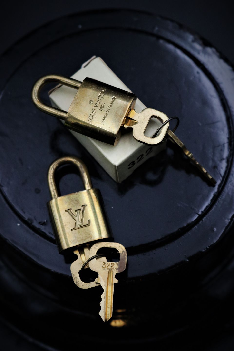 K&Co - Original Louis Vuitton messing lås nr.322. med nøgler. * Højde: