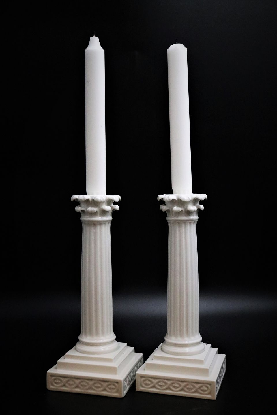 pude Trænge ind til K&Co - Et par sjældne gamle Royal Copenhagen kolonne lysestage i hvid  porcelæn med Juli