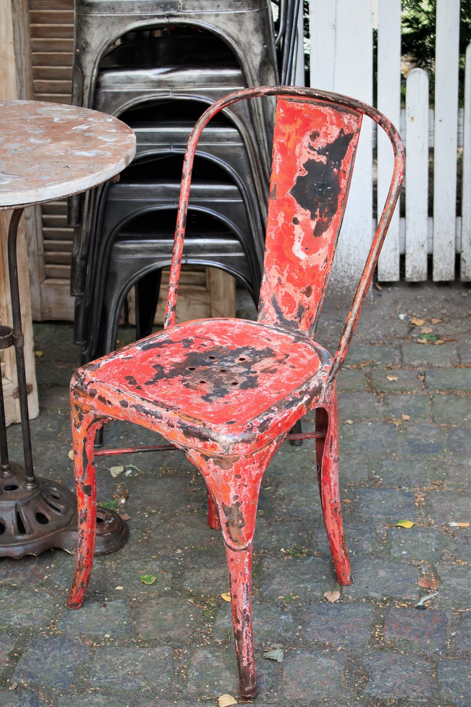 At understrege karakterisere vinder K&Co - Sjælden , original gammel fransk Tolix desingstol i metal med rød  original farve