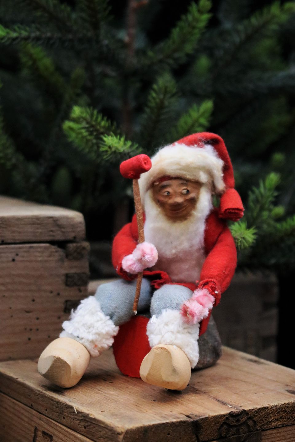 Selvforkælelse sukker modbydeligt K&Co - Gammel julenisse med vat skæg , filt tøj og træsko siddende på  træstamme. * Højd