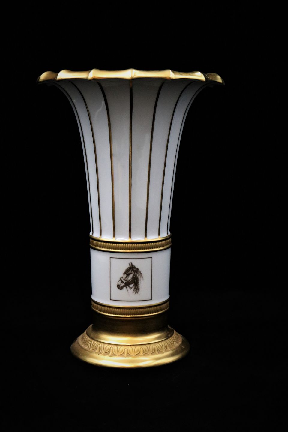 kyst magasin Stjerne K&Co - Royal Copenhagen Hetsch vase , hvid- guld med heste motiv fra  "LUNDEN" Derby Vas