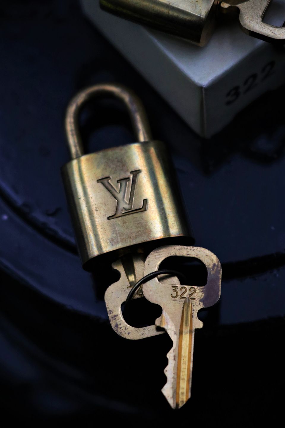 K&Co - Original Louis Vuitton messing lås nr.322. med nøgler. * Højde:
